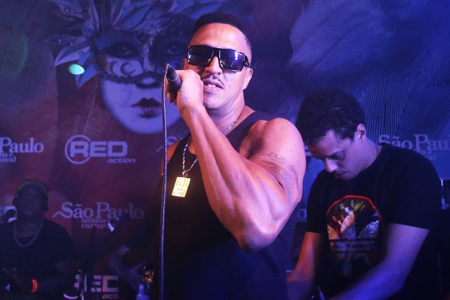 O rapper Mano Brown se apresenta no camarote 'São Paulo Samba e Carnaval', localizado no Sambódromo do Anhembi - 26/02/2017