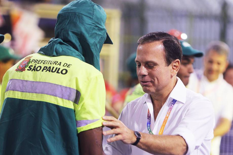O prefeito de São Paulo (SP), João Doria, cumprimenta público durante a primeira noite do desfile das escolas de samba no Sambódromo do Anhembi - 24/02/2017