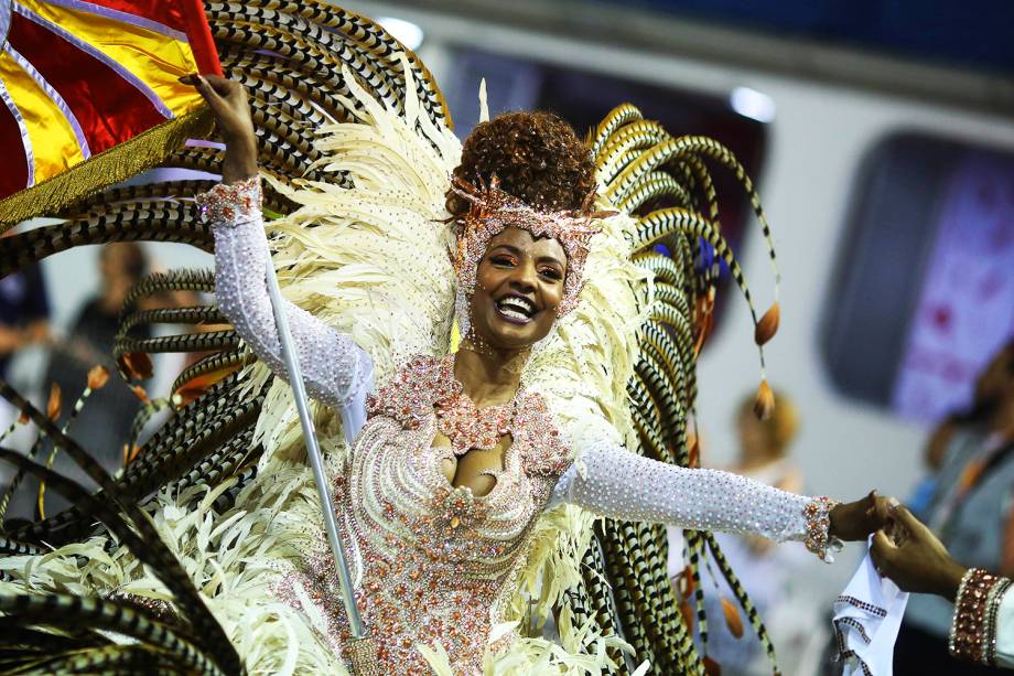 A porta-bandeira Simone durante o desfile da escola de samba 'Tom Maior', no Sambódromo do Anhembi, em São Paulo (SP). A escola homenageia a cantora Elba Ramalho - 24/02/2017