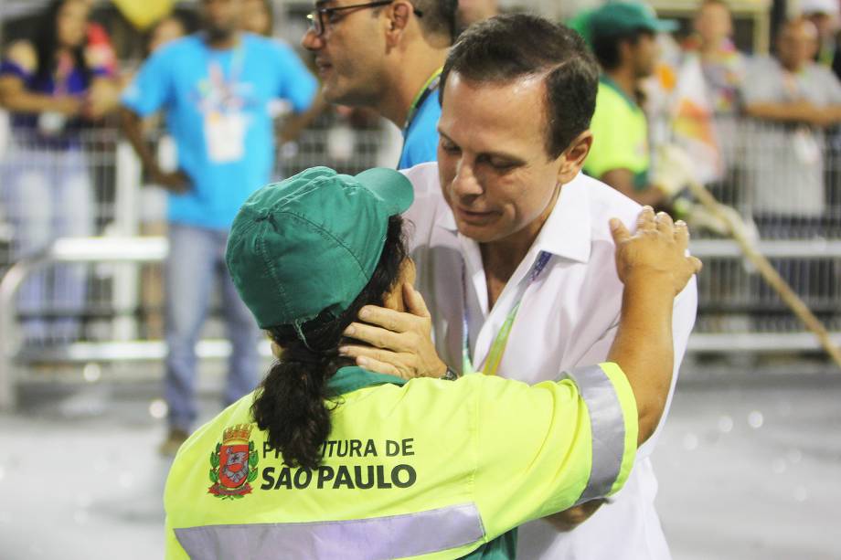 O prefeito de São Paulo (SP), João Doria, cumprimenta público durante a primeira noite do desfile das escolas de samba no Sambódromo do Anhembi - 24/02/2017