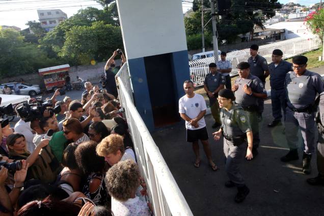 Policial conversa com familiares que bloqueiam a entrada principal do batalhão da PM em Vitória no Espírito Santo - 11/02/2017