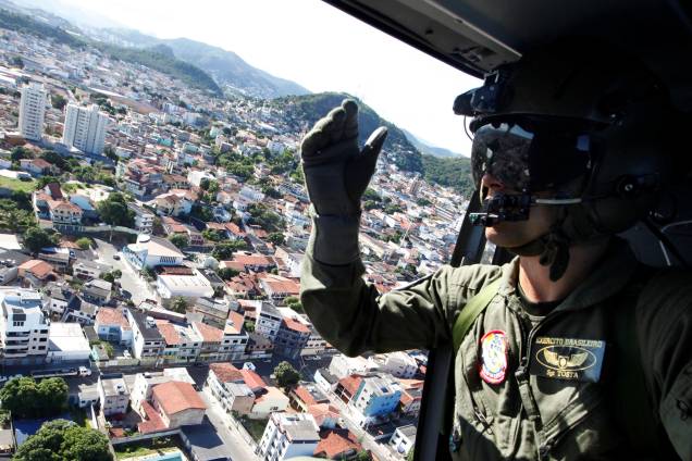 Soldado da Força Aérea patrulha de helicóptero, as ruas de Vila Velha, no Espírito Santo durante paralisação da polícia militar do estado - 11/02/2017