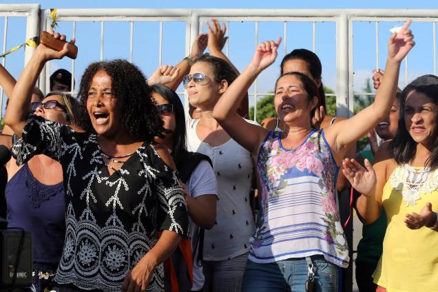 Parentes de policiais protestam na entrada principal do batalhão da PM, durante greve da categoria em Vitória, no Espírito Santo - 11/02/2017