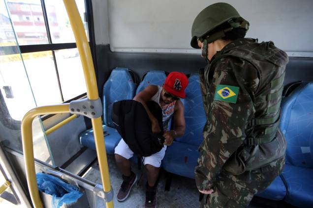 Soldado do exército revista uma pessoa dentro de um ônibus, durante paralisação da polícia militar em Vila Velha, no Espírito Santo - 11/02/2017