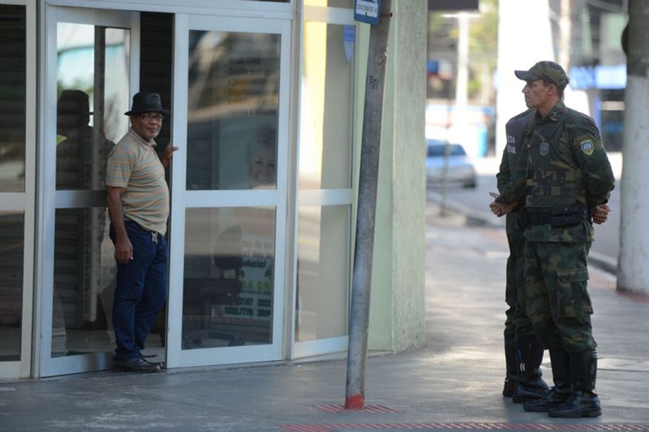 Policiais militares de férias e de folga voltam às ruas em Vitória (ES) - 11/02/2017