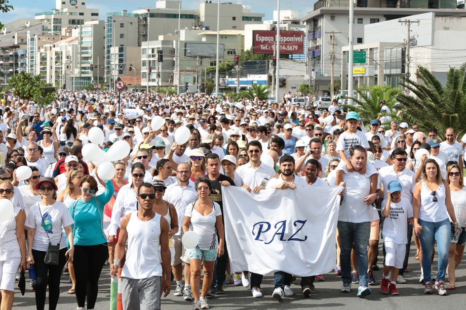 Protesto denominado 'Caminhada das Famílias pela Paz' ocupa a orla da Praia de Camburi, em Vitória (ES). A crise de segurança no Estado chegou ao 9ª dia e já soma 142 homicídios, segundo o Sindicato dos Policiais Civis (Sindipol) - 12/02/2017