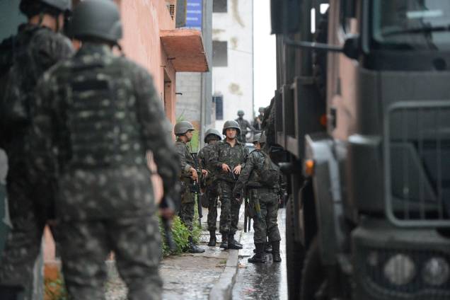 Soldados do Exército fazem a segurança das ruas e dos terminais rodoviários em Vila Velha, região metropolitana de Vitória - 08/02/2017 Soldados do Exército fazem a segurança das ruas e dos terminais rodoviários em Vila Velha, região metropolitana de Vitória - 08/02/2017