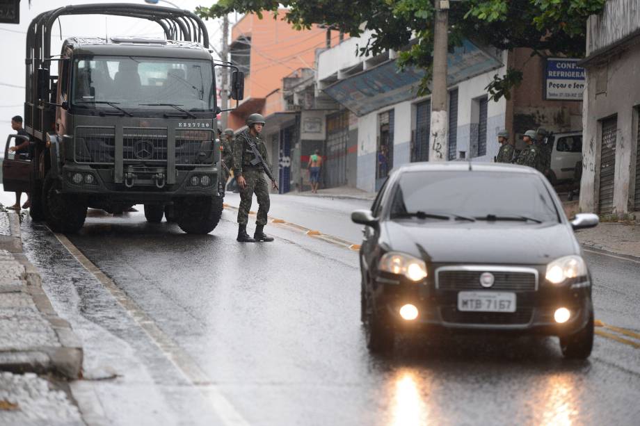 Soldados do Exército fazem a segurança das ruas e dos terminais rodoviários em Vila Velha, região metropolitana de Vitória - 08/02/2017