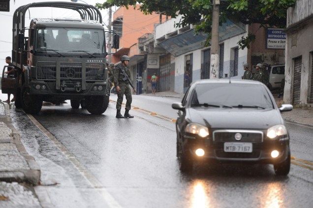 Soldados do Exército fazem a segurança das ruas e dos terminais rodoviários em Vila Velha, região metropolitana de Vitória - 08/02/2017