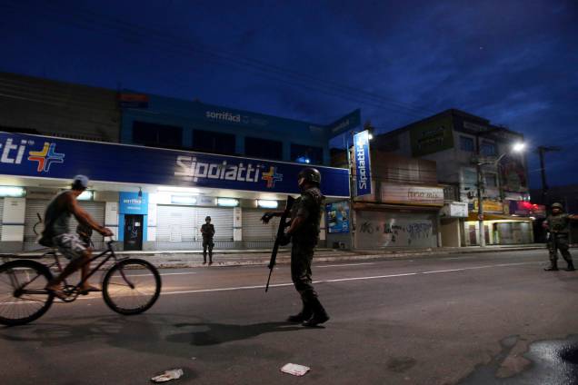 Soldados do exército patrulham as ruas de Vila Velha, no Espírito Santo - 09/02/2017 Soldados do exército patrulham as ruas de Vila Velha, no Espírito Santo - 09/02/2017