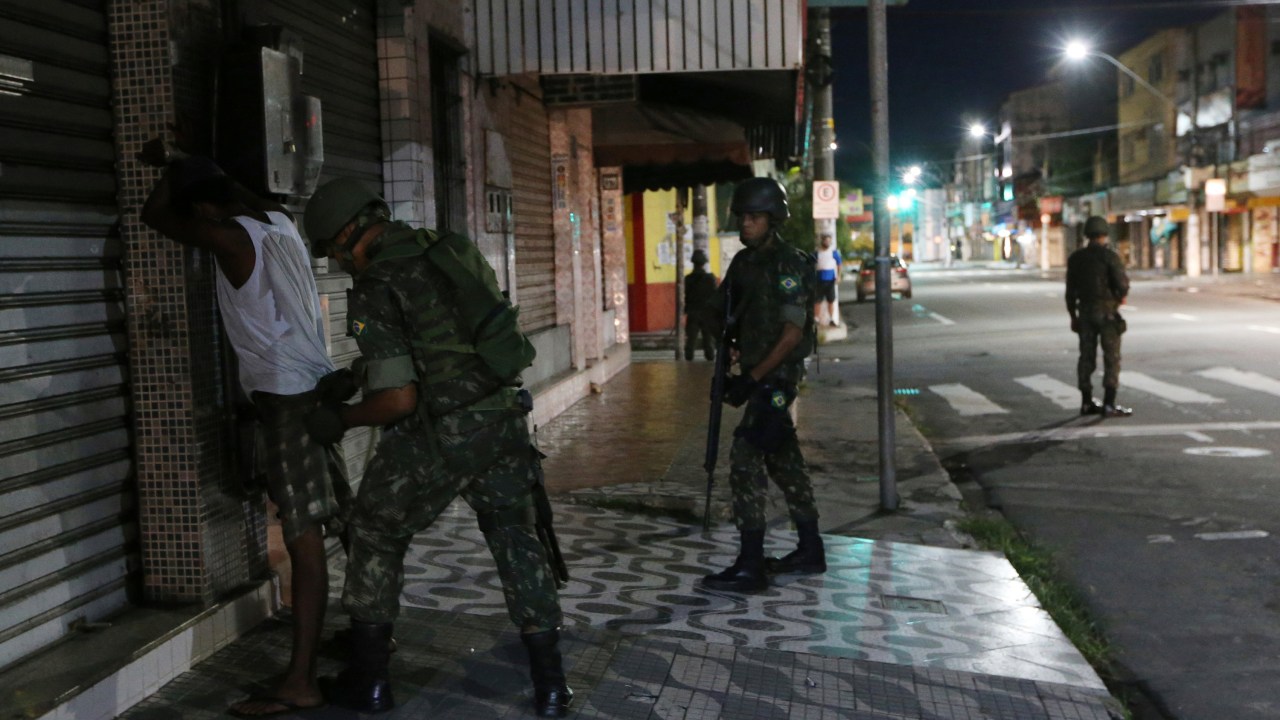 Exército faz a segurança nas ruas de VIla Velha (ES)