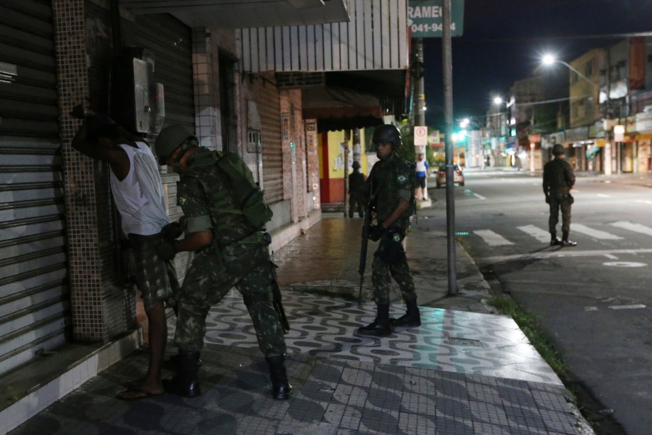 Soldado do Exército revista uma pessoa durante patrulha nas ruas de Vila Velha, no Espírito Santo - 09/02/2017