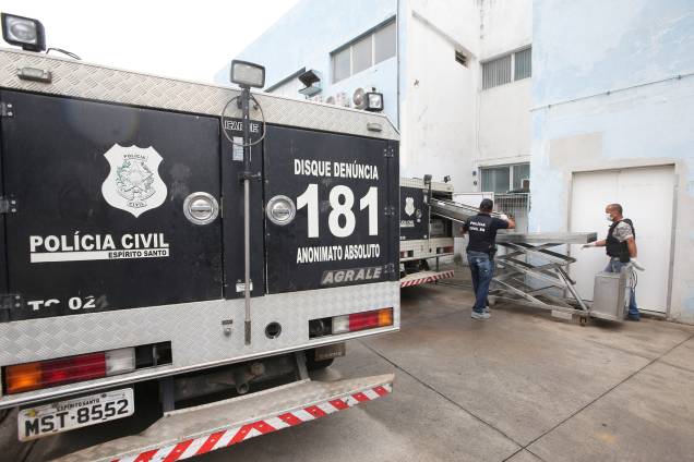 Policiais descarregam um corpo no Instituto de Ciência Forense em Vitória, no Espírito Santo - 09/02/2017