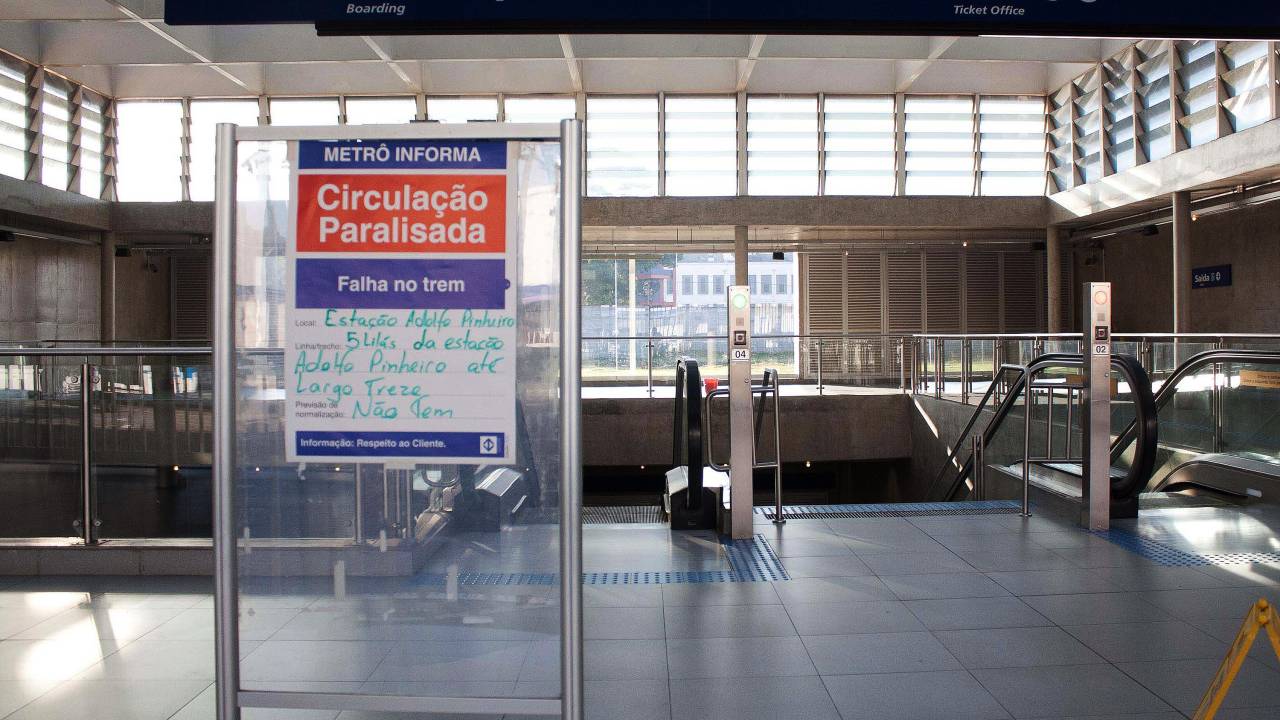 Estação do Adolfo Pinheiro do metrô fechada