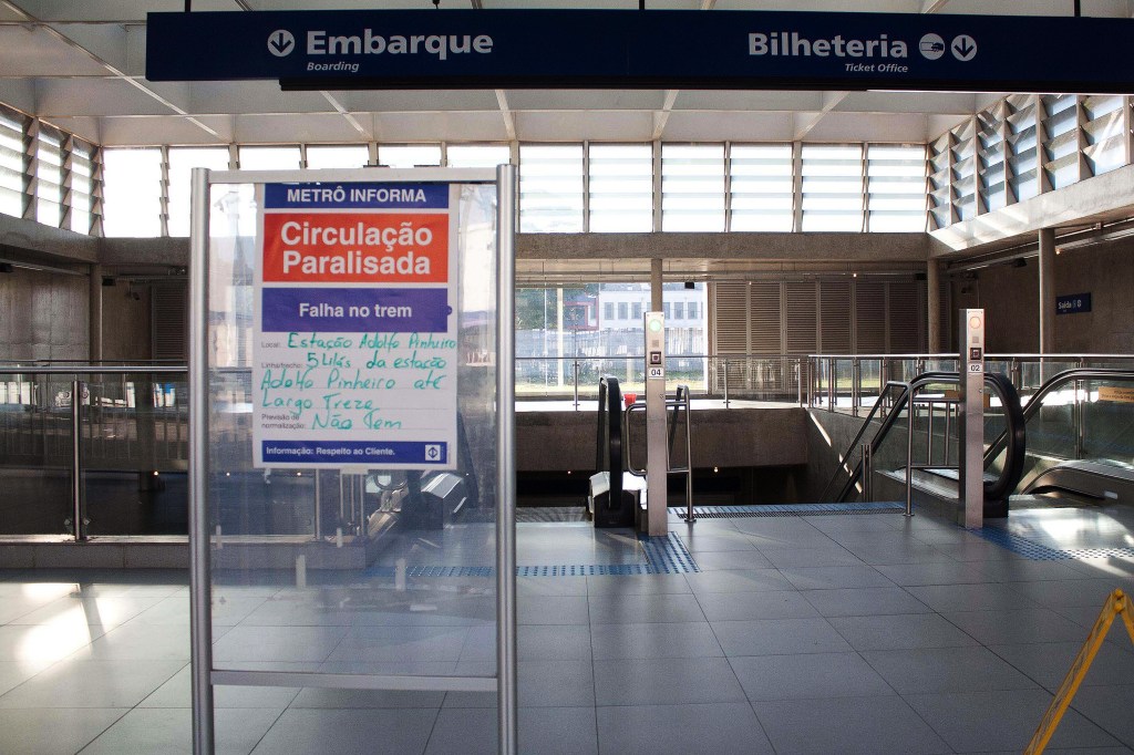 Estação do Adolfo Pinheiro do metrô fechada