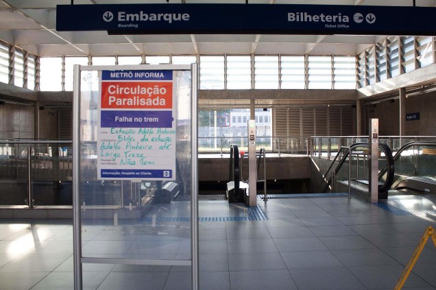 Estação do Metrô Adolfo Pinheiro em Santo Amaro, zona sul de São Paulo, amanhece fechada após falha em um dos trens da linha lilás - 21/02/2017
