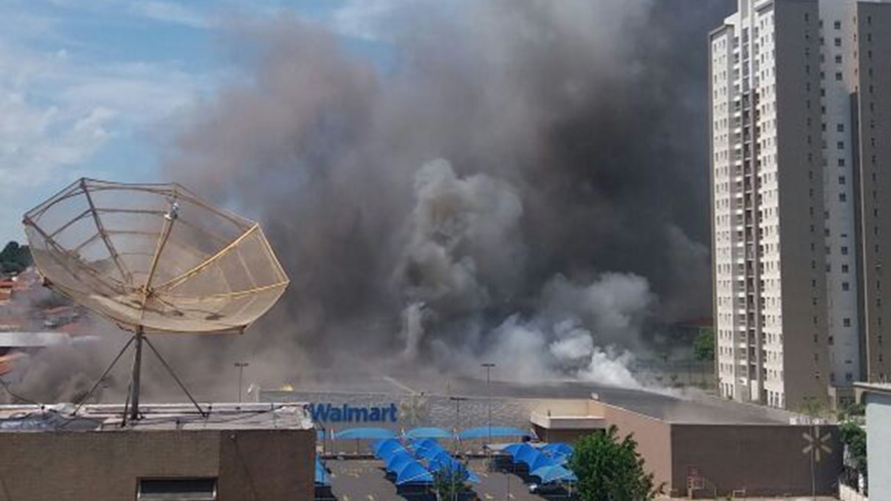 Incêndio em loja do Walmart em Americana (SP)