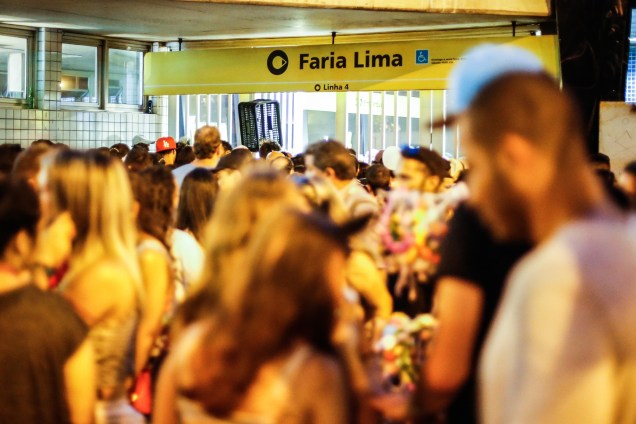 Estação Faria Lima da Linha 4-Amarela do metrô fecha as portas durante dispersão de blocos de Carnaval, em Pinheiros na zona oeste de São Paulo - 18/02/2017