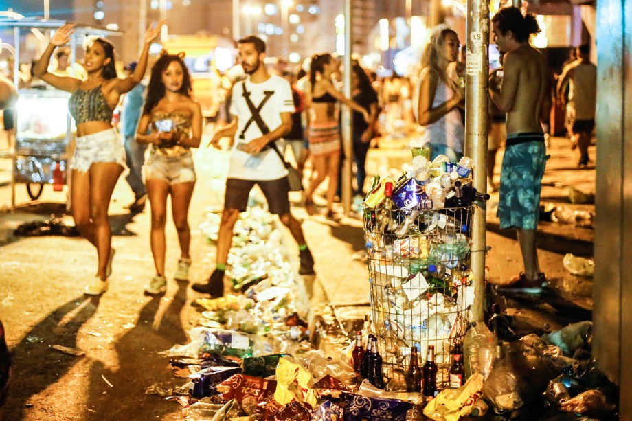 Lixo acumulado nos arredores da estação Faria Lima da Linha 4-Amarela do metrô durante dispersão de blocos de Carnaval, em Pinheiros na zona oeste de São Paulo - 18/02/2017