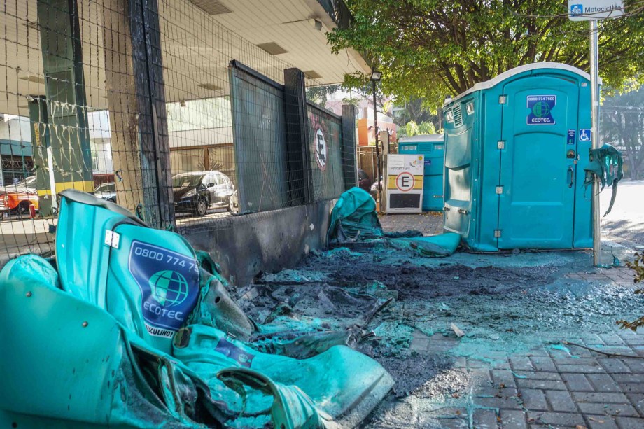 Ruas do bairro de Pinheiros, na zona oeste da cidade, ficam com lixo acumulado e depredações de banheiros químicos após passagem de blocos de Carnaval na região - 19/02/2017