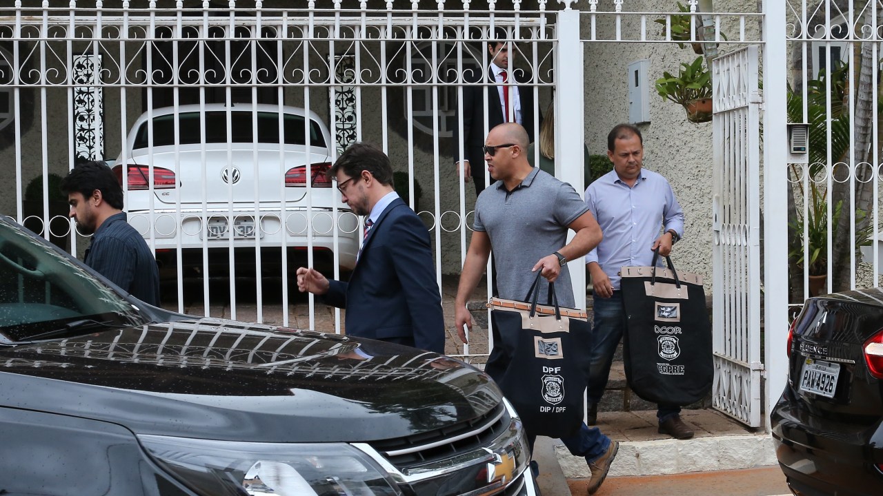 Polícia Federal deixa a residência do ex-senador Luiz Otávio carregando malotes após cumprimento de busca e apreensão, no Lago Sul, em Brasília