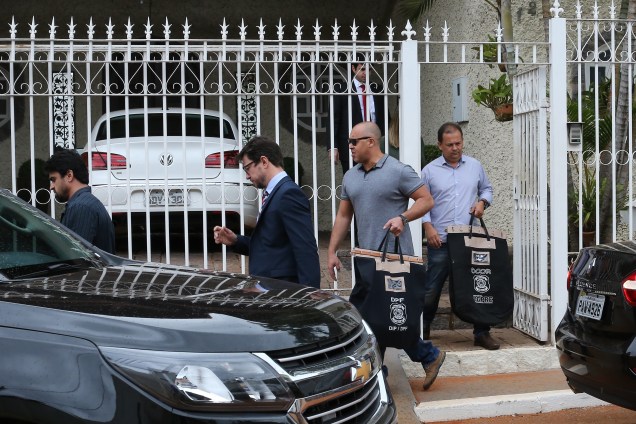 Polícia Federal deixa a residência do ex-senador Luiz Otávio carregando malotes após cumprimento de busca e apreensão, no Lago Sul, em Brasília