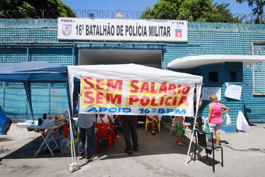 Mulheres e familiares de policiais bloqueiam saída de viaturas no Rio de Janeiro