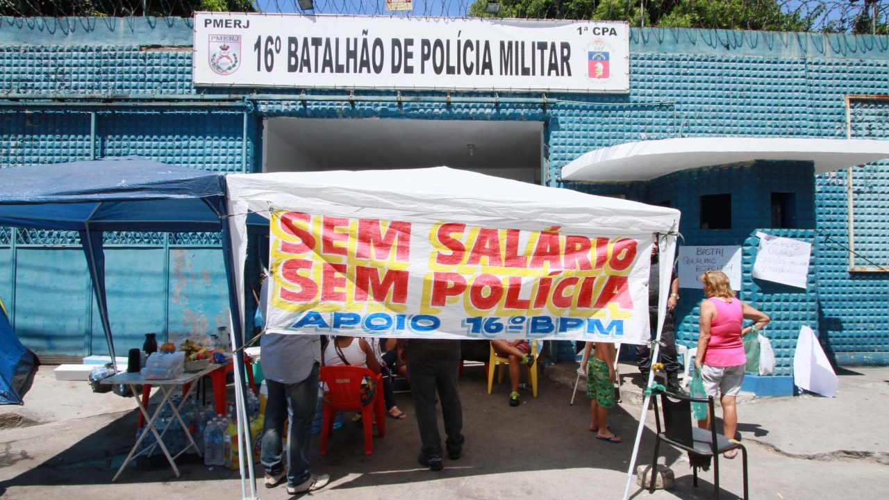 Mulheres e familiares de policiais bloqueiam saída de viaturas no Rio de Janeiro