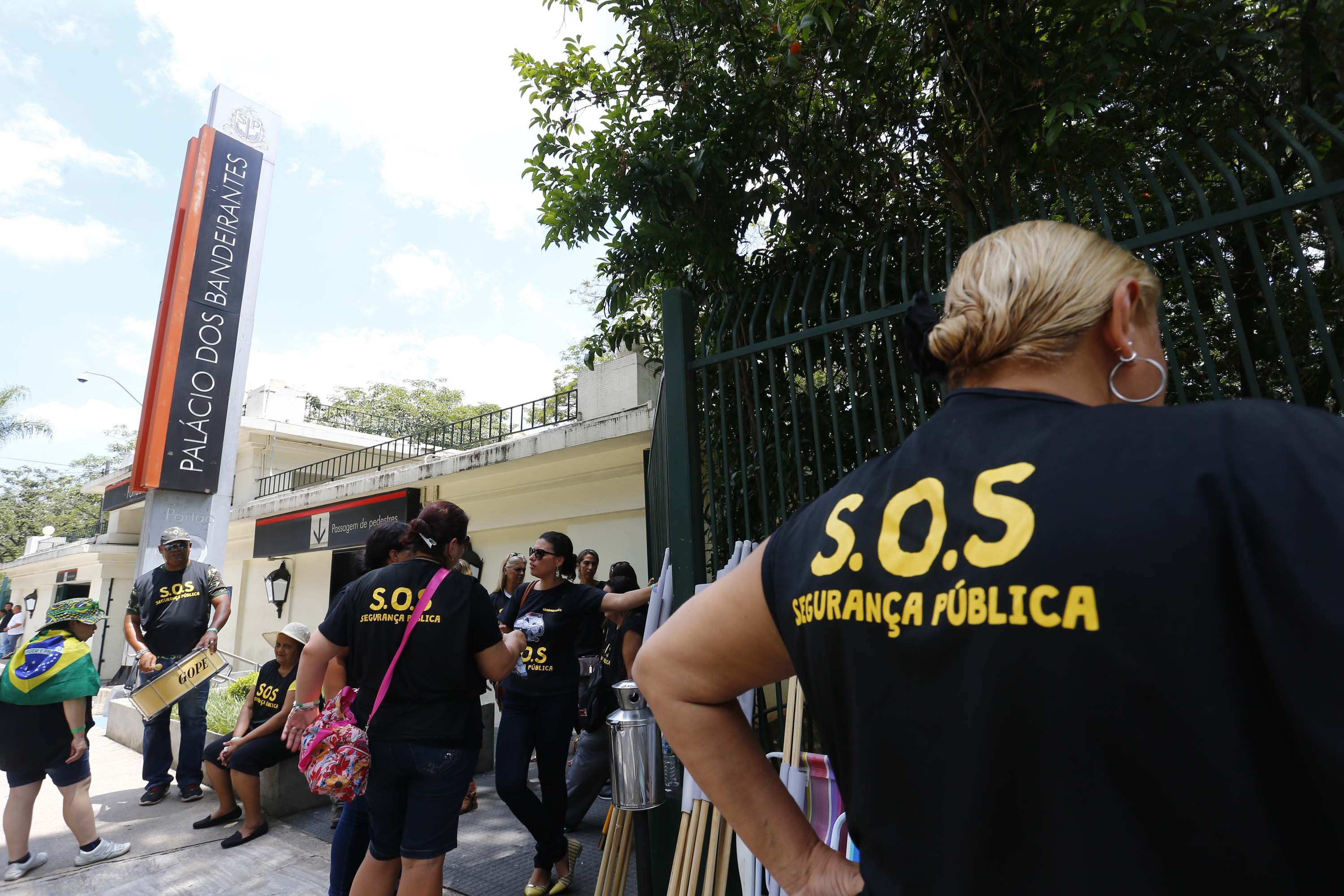 Protesto familiares PMs em frente ao Palácio dos Bandeirantes