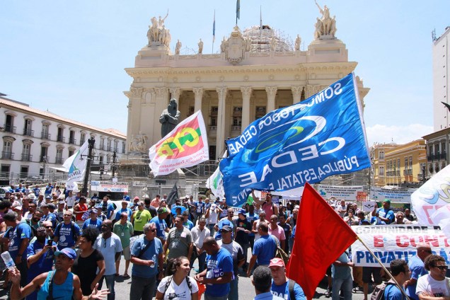 Servidores da Companhia Estadual de Águas e Esgotos (Cedae) em greve realizam protesto em frente à Assembleia Legislativa do Rio de Janeiro (Alerj), no Centro da cidade