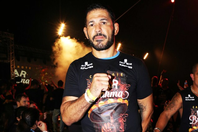 O lutador Rodrigo Minotauro posa para foto em camarote localizado no Sambódromo do Anhembi, em São Paulo (SP) - 25/02/2017