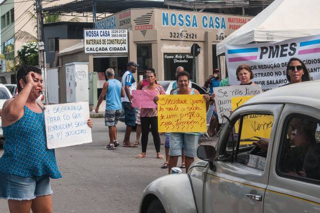 Parentes de policiais militares mostram cartazes durante protesto em apoio à paralisação da categoria na entrada de uma delegacia em Vila Velha, no Espírito Santo - 06/02/2017