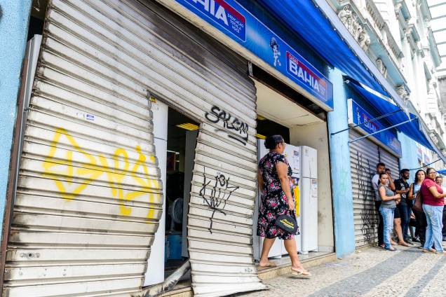 Loja da Casas Bahia fica com a porta destruída após ataque de assaltantes em Vitória, no Espírito Santo - 06/02/2017