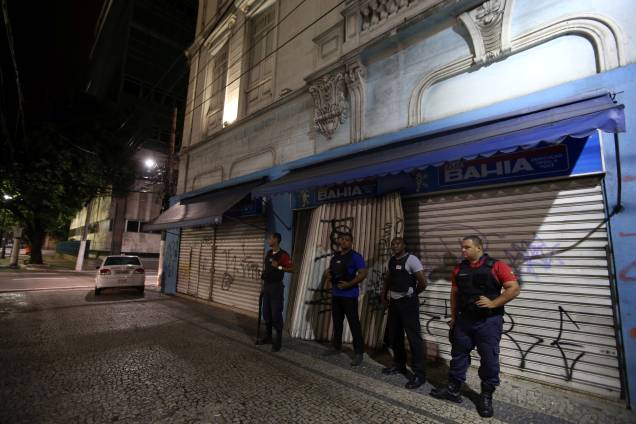 Segurança privada guarda a porta de uma loja no centro de Vitória, Espírito Santo - 07/02/2017 Segurança privada guarda a porta de uma loja no centro de Vitória, Espírito Santo - 07/02/2017