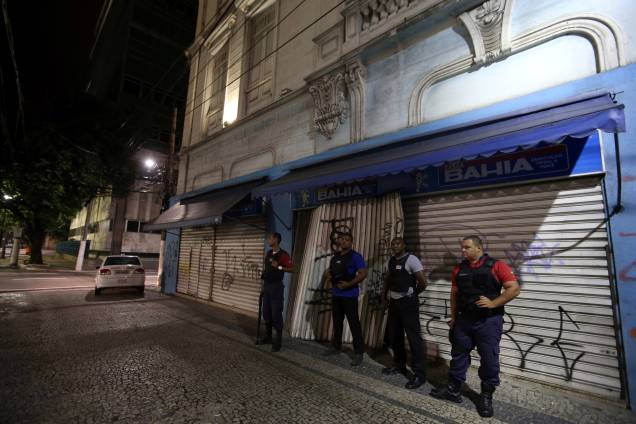 Segurança privada guarda a porta de uma loja no centro de Vitória, Espírito Santo - 07/02/2017