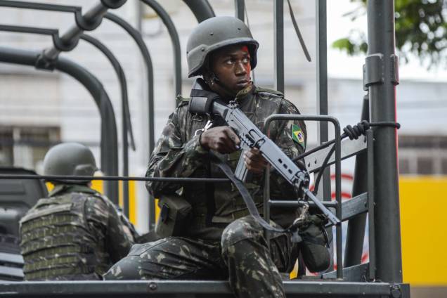 Soldados das Forças Armadas realizam patrulhamento nas ruas da cidade de Vitória (ES) na tentativa de conter a onda de violência durante paralisação da polícia militar do estado - 06/02/2017