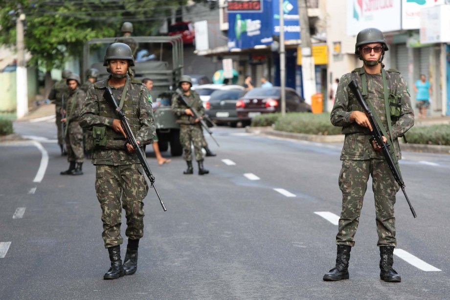 Exército faz a segurança no Bairro Maruípe, em Vitória (ES). O Espírito Santo está sem a PM nas ruas porque protestos de familiares dos policiais bloqueiam as saídas dos batalhões. As famílias pedem reajuste salariam para a categoria, que é proibida de fazer greve - 07/02/2017