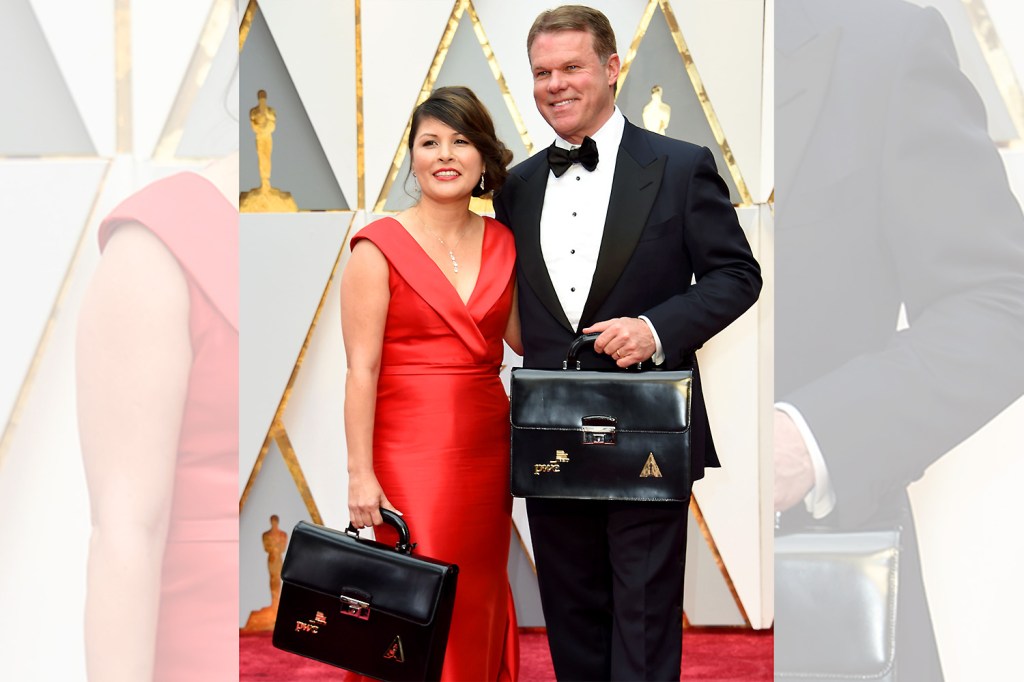 Martha L. Ruiz e Brian Cullinan segurando as maletas que continham os envelopes com os vencedores do Oscar