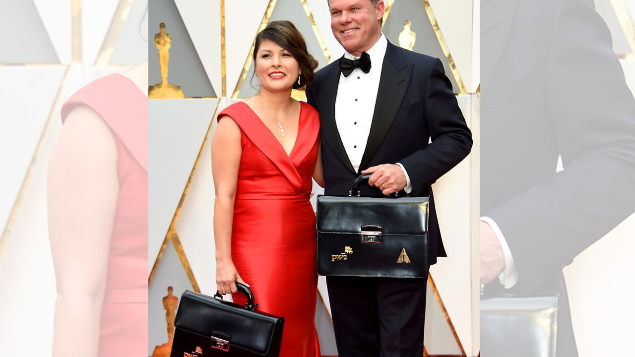 Martha L. Ruiz e Brian Cullinan segurando as maletas que continham os envelopes com os vencedores do Oscar