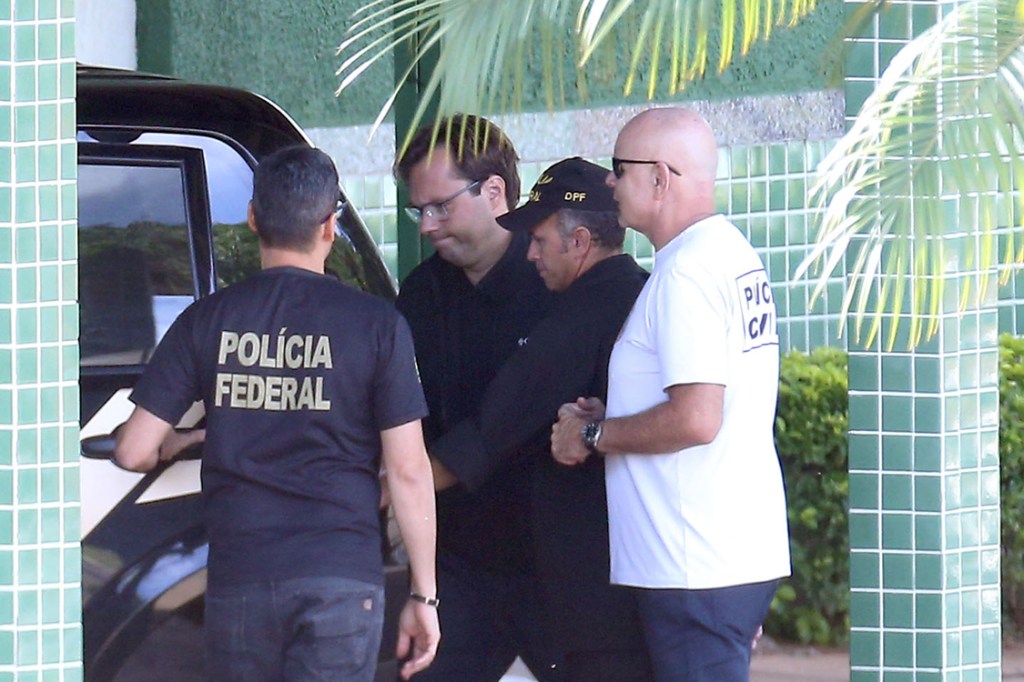Lobistas Jorge Luz e seu filho, Bruno Luz, deixam o Instituto Médico Legal (IML) em Brasília. Eles foram presos em Miami e chegaram no Brasil nesta manhã (25)