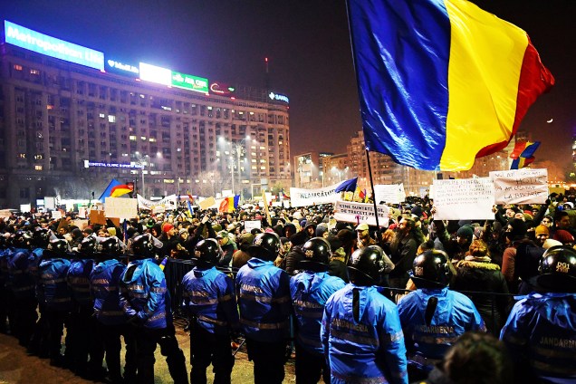 Confronto entre manifestantes e policiais em Bucareste, capital da Romênia - 01/02/2017