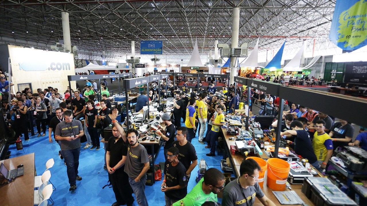 Movimentação durante o segundo dia da Campus Party 2017