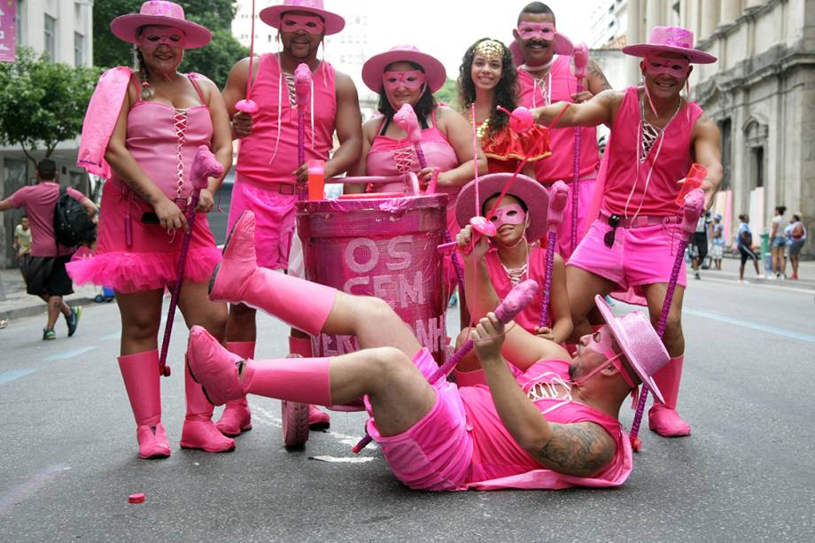 Foliões curtem o Carnaval no Rio de janeiro no bloco de rua tradicional Cordão da Bola Preta - 25/02/2017