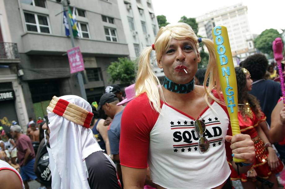 Foliões curtem o Carnaval no Rio de janeiro no bloco de rua tradicional Cordão da Bola Preta - 25/02/2017