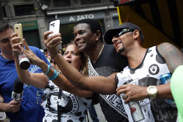 Foliões tiram foto com Neguinho da Beija-Flor enquanto curtem o Carnaval no Rio de janeiro no bloco de rua tradicional Cordão da Bola Preta - 25/02/2017 Foliões tiram foto com Neguinho da Beija-Flor enquanto curtem o Carnaval no Rio de janeiro no bloco de rua tradicional Cordão da Bola Preta - 25/02/2017