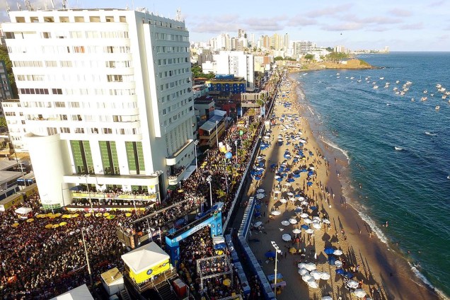 Milhares de foliões lotam as ruas no circuito Barra-Ondina no Carnaval de Salvador