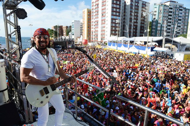 Bell Marques agita a multidão no domingo de Carnaval, em Salvador