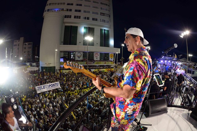 Durval Lelys desfila no bloco Me Abraça no circuito Barra-Ondina, em Salvador