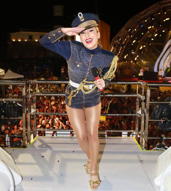 Fantasiada de marinheira, Claudia Leitte comanda o bloco Largadinho, em Salvador