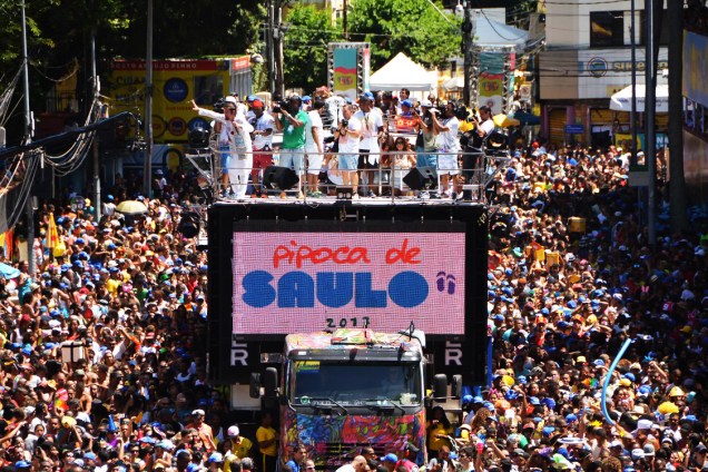 Saulo abre desfiles de domingo no Campo Grande, durante o Carnaval 2017, em Salvador